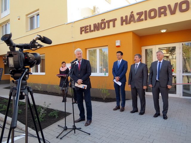 Átadták a felújított felnőtt háziorvosi rendelőt 21